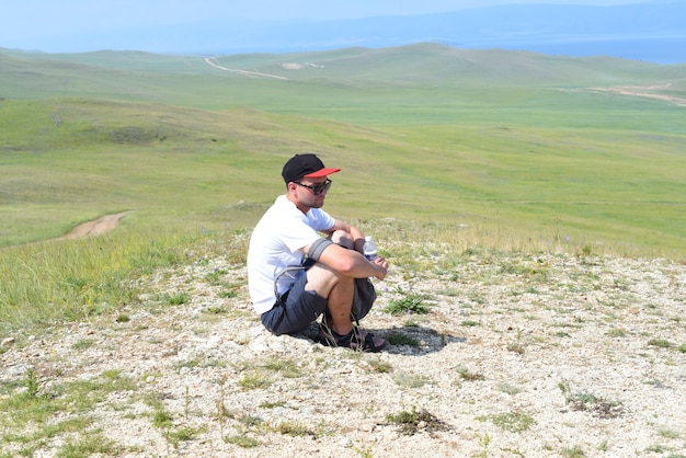 Turista russo stanco seduto per terra