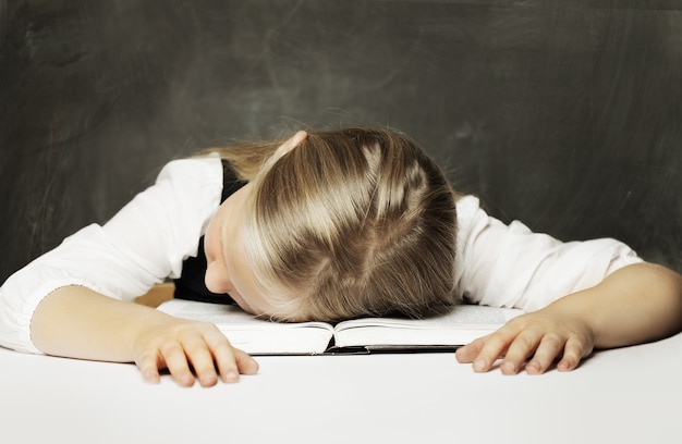 Photo tired schoolgirl with books