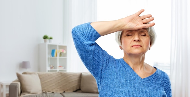 Photo tired senior woman suffering from headache