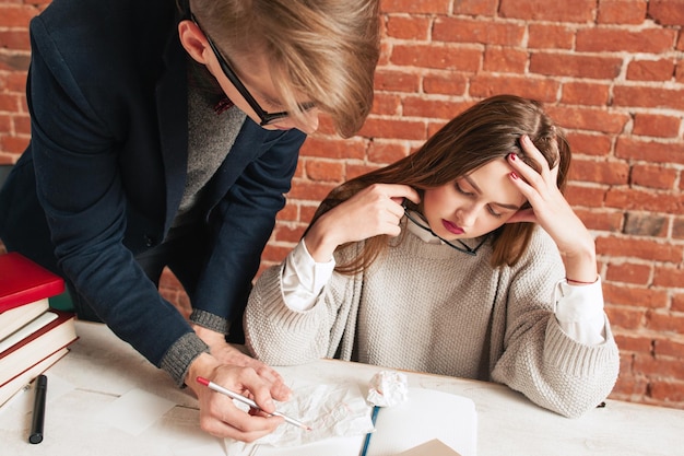 Studentessa stanca che ascolta il suo partner