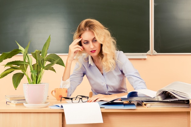 Insegnante stanco che controlla i test. torna al concetto di scuola.