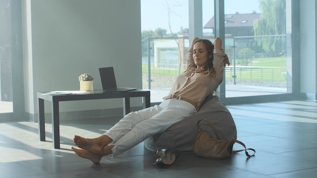 Photo tired woman undressing shooes after hard day stressed woman undressing footwear