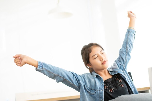 写真 目を閉じて伸ばす疲れた女性