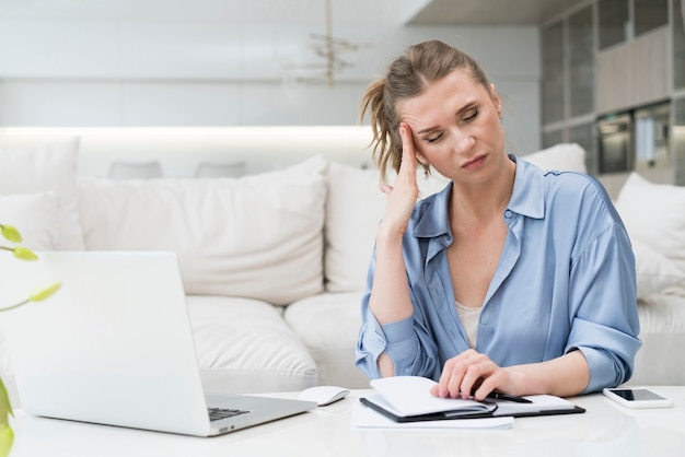 Photo tired woman working at home