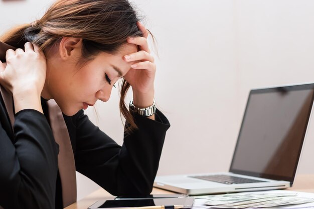 Photo tired young businesswoman at table in office