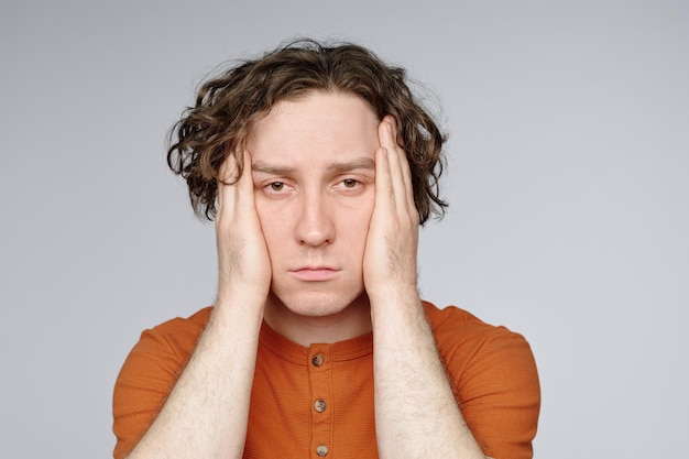 Photo tired young man portrait