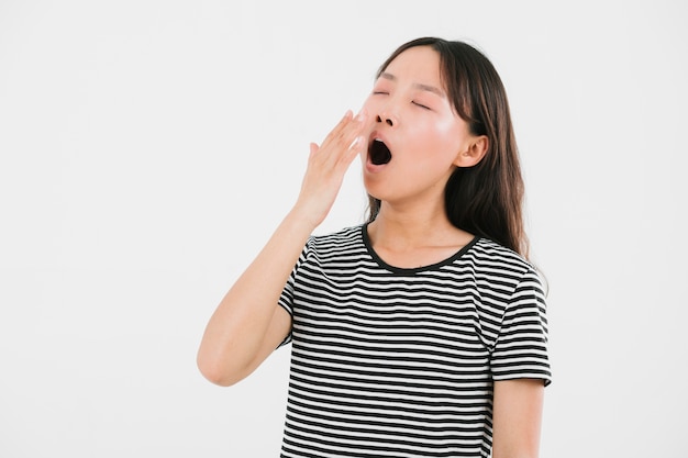 Photo tired young woman yawning