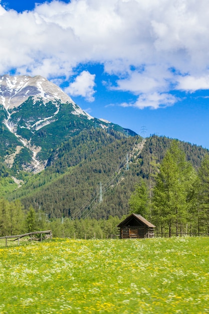 Tiroler Alpen. Berglandschap. Houten huis in de bergen