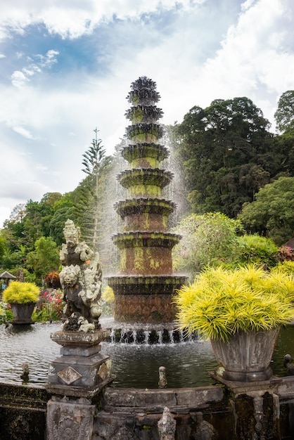 写真 ティルタガンガ水の宮殿とインドネシア バリ島の公園