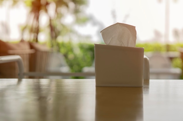 Tissue doos op een houten tafel in de buurt van de tuin sfeer in een gezellig restaurant