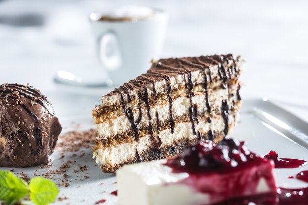 Foto titamisu italiaans dessert met pana cotta chocolade profiteroll muntkruid en koffie.