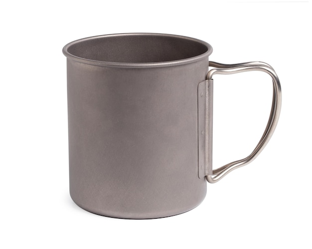 Foto titanium cup titanium mok geïsoleerd op een witte achtergrond met uitknippad