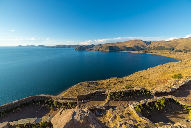 Titicaca-meerkustlijn van hierboven, Copacabana, Bolivië