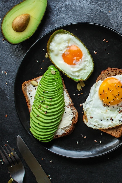 Toast avocado en eieren