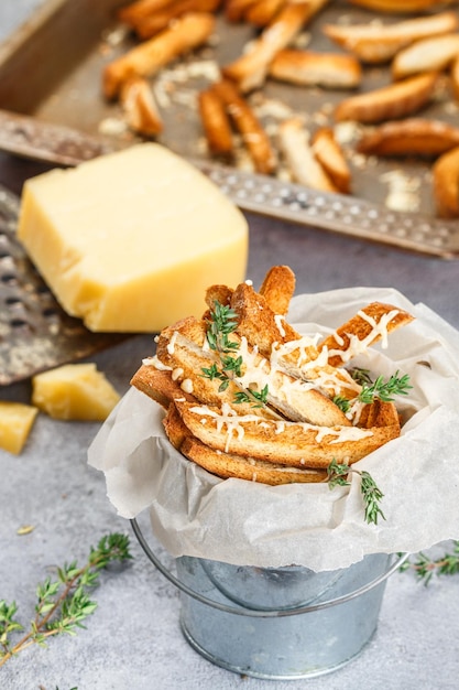 Tostare le briciole di pane con formaggio e timo