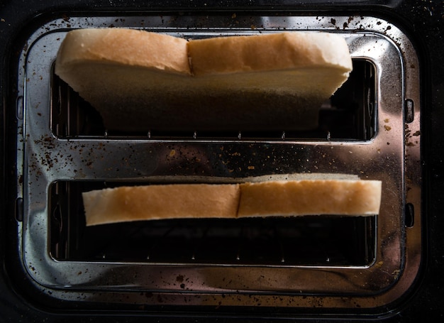 食パンをトースターで焼く