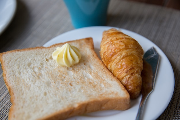 Pane tostato con burro e croissant