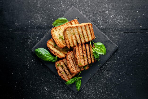 Pane tostato. su uno sfondo di legno. recensione superiore. spazio libero.