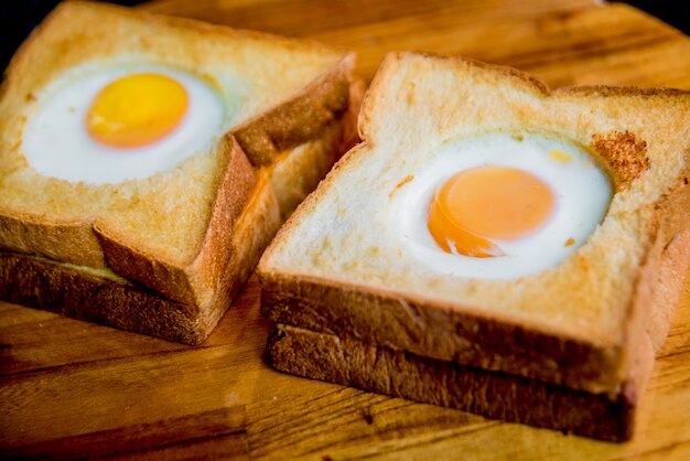 Toast brood met ei binnen op het bord