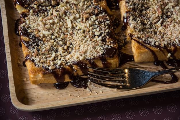 Toast gegarneerd met chocolade en noten in gerecht