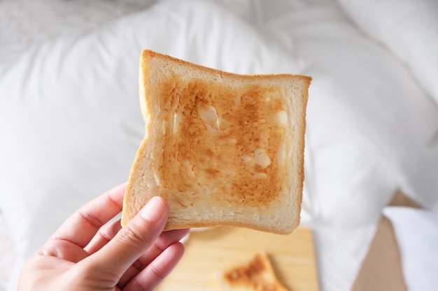 Il pane tostato è una colazione energetica a base di carboidrati.