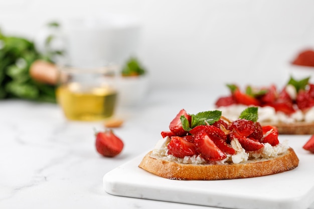 Toast met aardbeien kwark ricotta honing amandel en munt Broodje Bruschetta snack