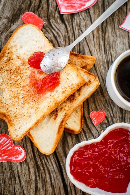 Toast met aardbeienjam in hartvorm Valentijnsdag