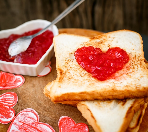 Toast met aardbeienjam in hartvorm Valentijnsdag