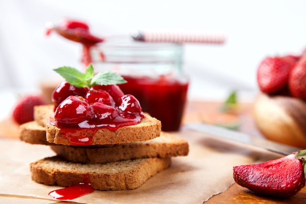 Toast met aardbeienjam