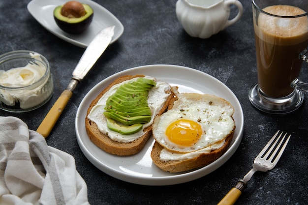 Toast met avocado en gebakken ei met kaasroom