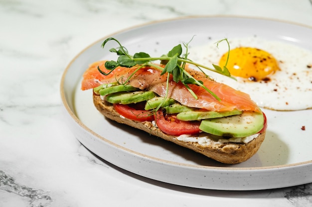 toast met avocado en gezouten zalm