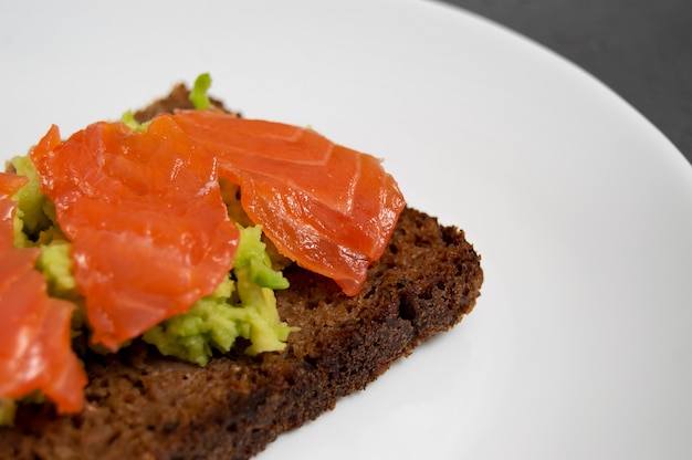 Toast met avocado en rode viszalm