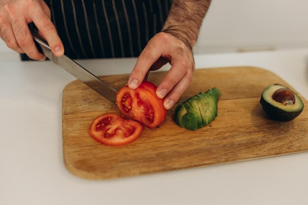 Toast met avocado in de keuken Ontbijt koken