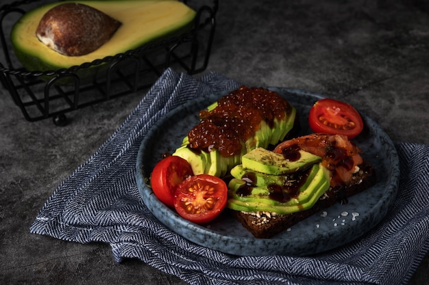 Foto toast met avocado, kaviaar en zalm