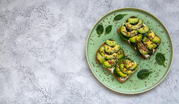 Toast met avocado kwark spinazie sesamzaad lijnzaad Gezonde voeding rijk aan vezels sporenelementen omega-zuren onverzadigde lipiden