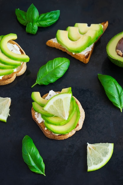 Toast met avocado, roomkaas kwark en limoen