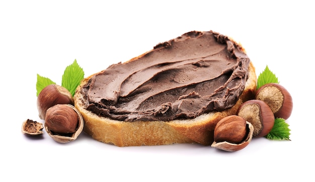 Toast met chocoladepasta en hazelnoten geïsoleerd op witte backgerounds. Chocolade brood.