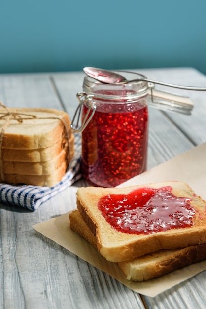 Toast met frambozenjam close-up.