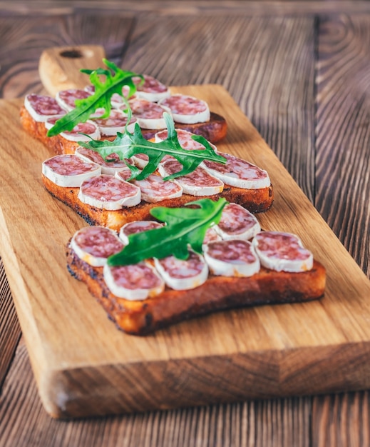 Toast met fuet op de houten plank