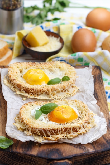 Toast met gebakken ei, kaas, kruiden en basilicum