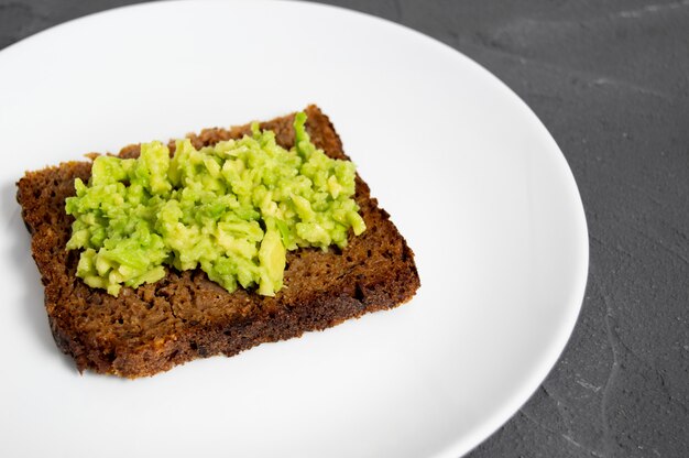 Toast met gebroken avocado en graanbrood