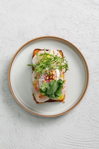 Toast met gegrilde garnalen en groenten gepocheerd ei en kruiden bovenop geserveerd in restaurant