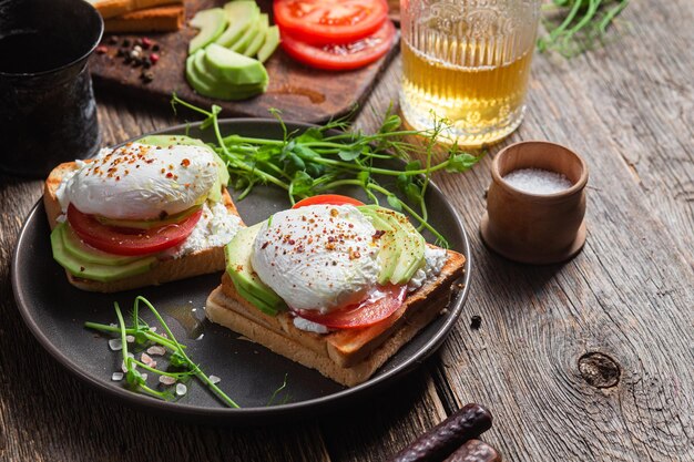 Toast met gepocheerde eitomaatjes en avocado Gezond ontbijt