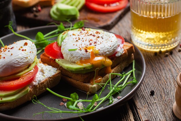 Toast met gepocheerde eitomaatjes en avocado Gezond ontbijt