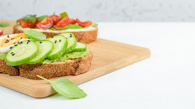 Toast met groenten op een snijplank, een gezond ontbijt maken