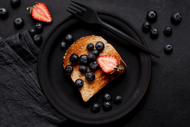 Foto toast met heerlijke plakjes verse aardbeien en bosbessen