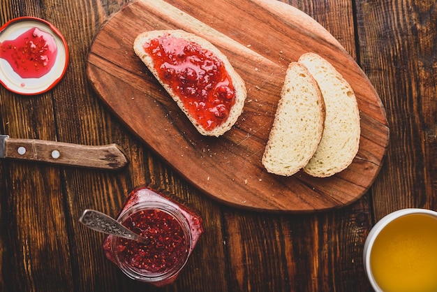 Toast met huisgemaakte frambozenjam