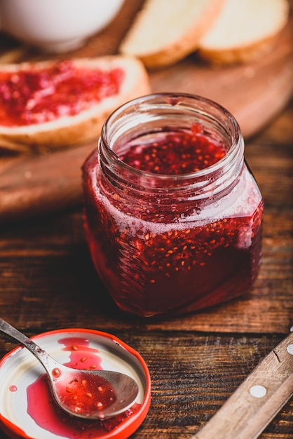 Toast met huisgemaakte frambozenjam