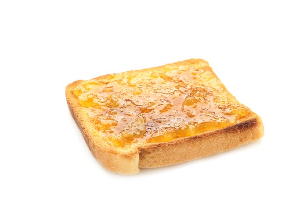 Toast met jam geïsoleerd op witte achtergrond