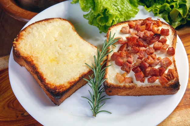 Foto toast met kaas en spek.